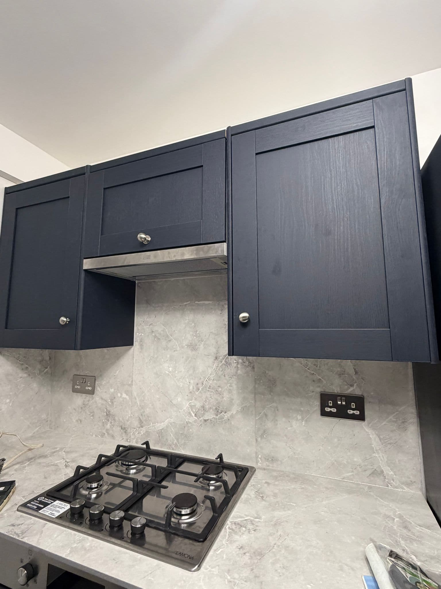 Navy Shaker Kitchen in Mayfair: Hob, extractor and the navy wall units
